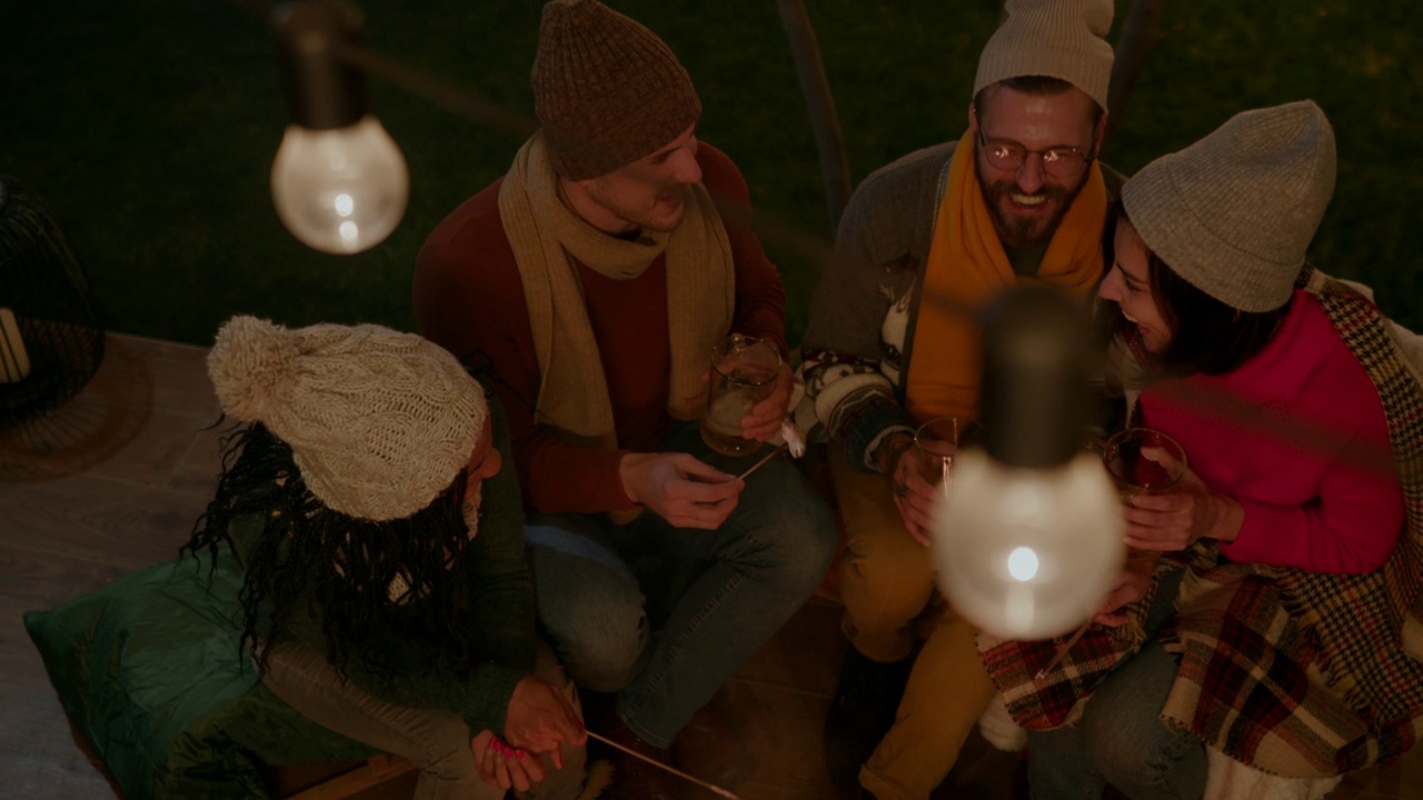 在冬夜的篝火旁享受视频素材