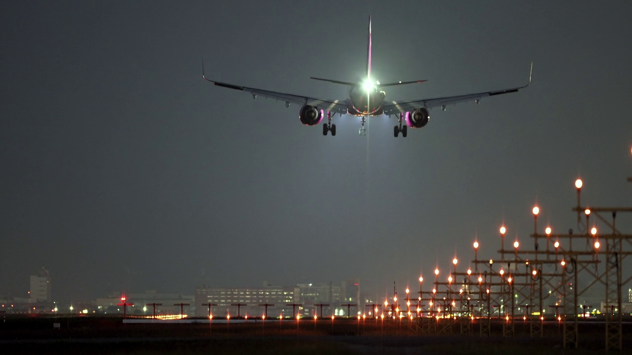 飞机在夜间降落在机场视频素材