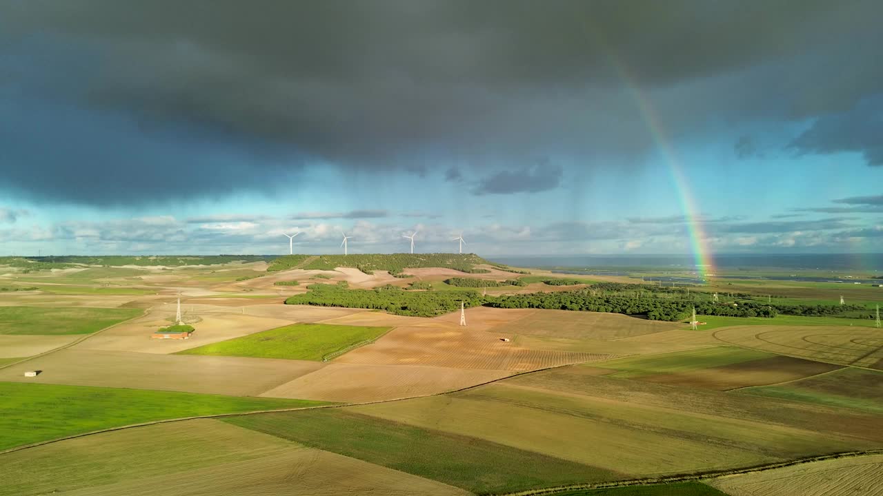彩虹乡村地区的风力涡轮机。视频下载