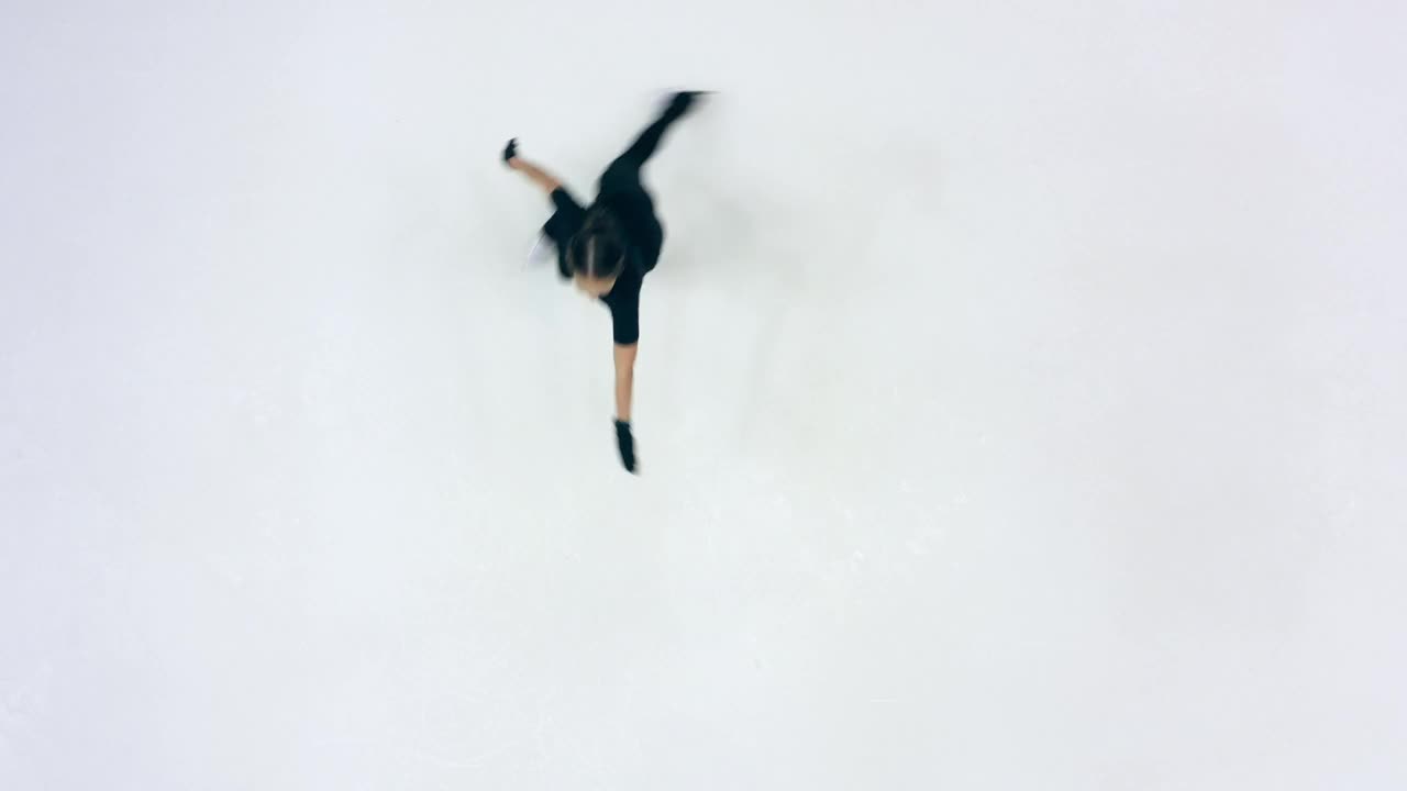 一位女运动员在溜冰场上旋转的俯视图视频下载