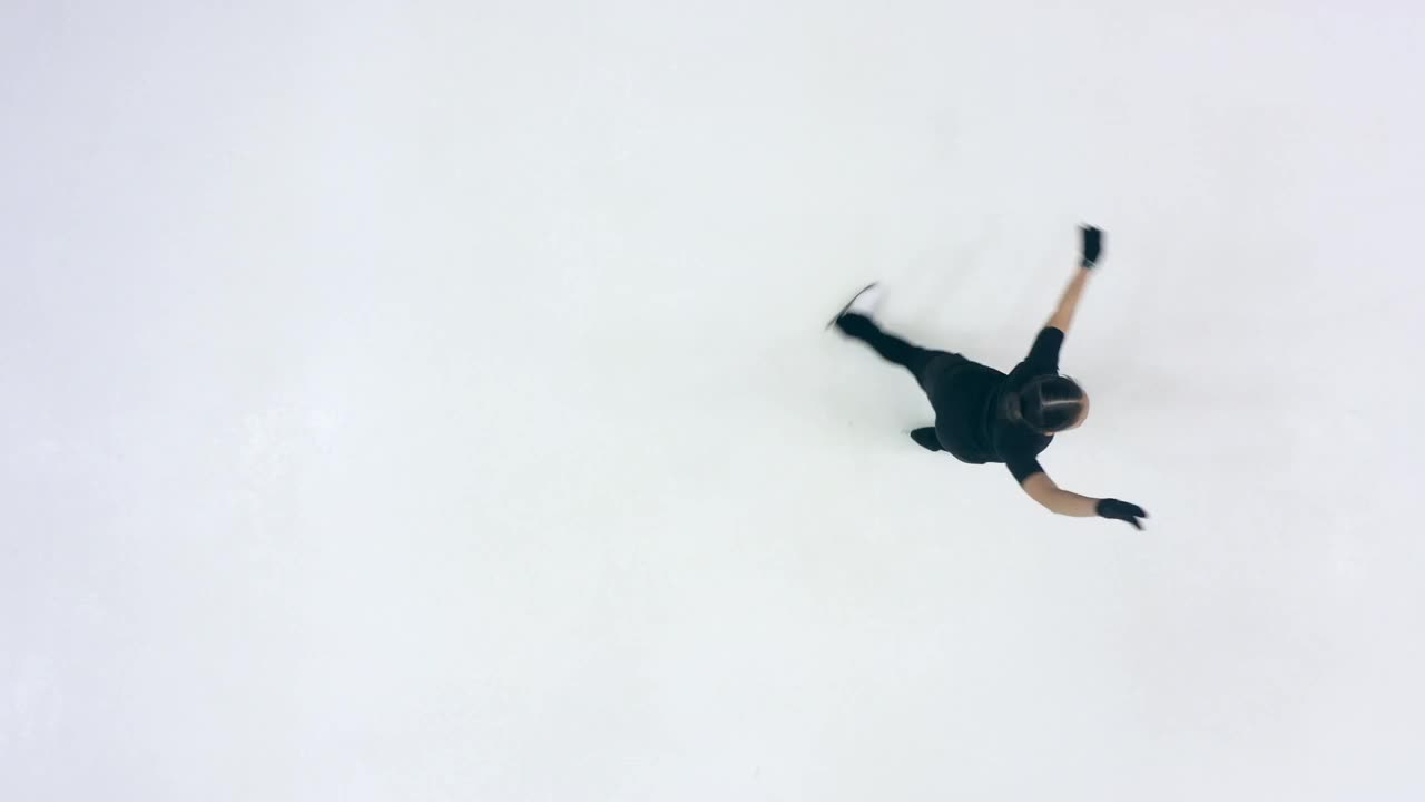花样滑冰运动员正在做滑冰元素在一个顶视图视频素材