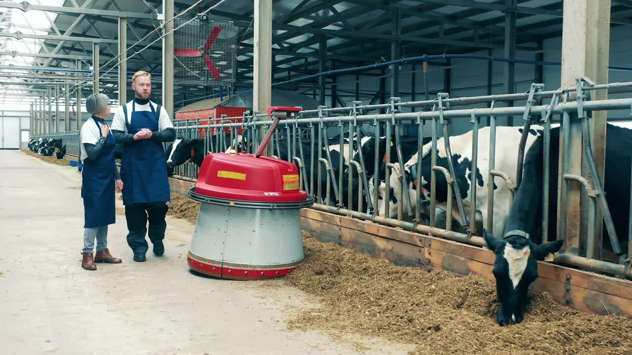 畜牧场与农业机器人和两名员工视频下载