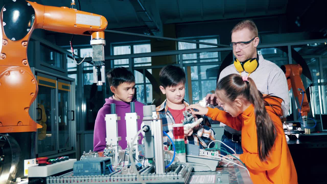 机器人实验室里有孩子和老师。科技，学校教育理念。视频下载