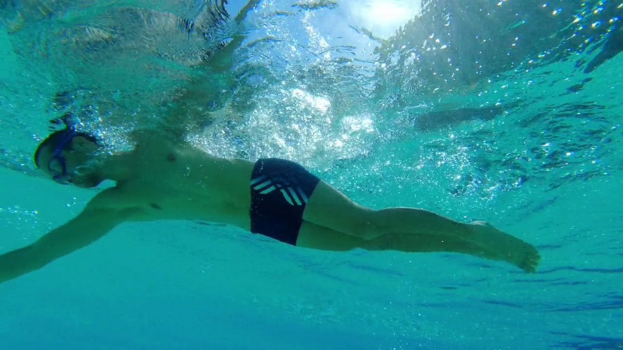 暑假在游泳池游泳的男子视频下载