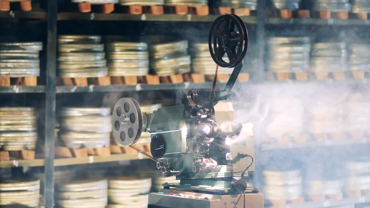电影资料馆用的是老式磁带放映机。复古、复古的科技概念。视频下载