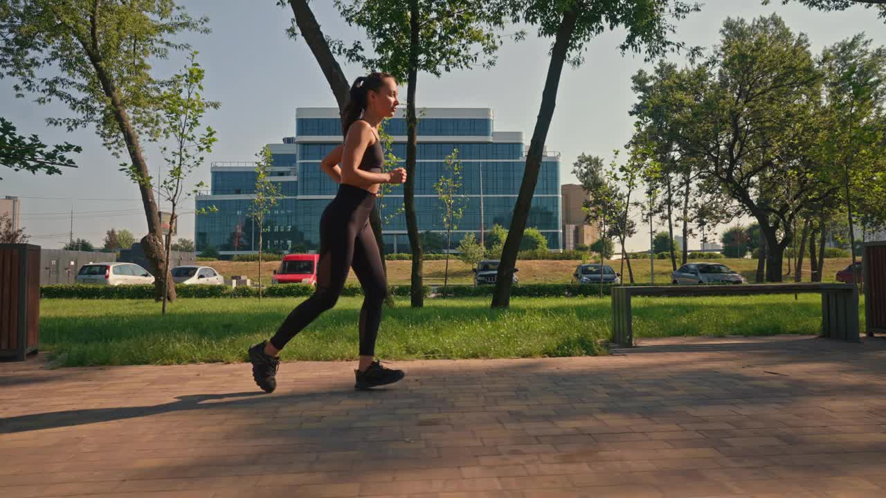 黑发女人在城里慢跑视频下载