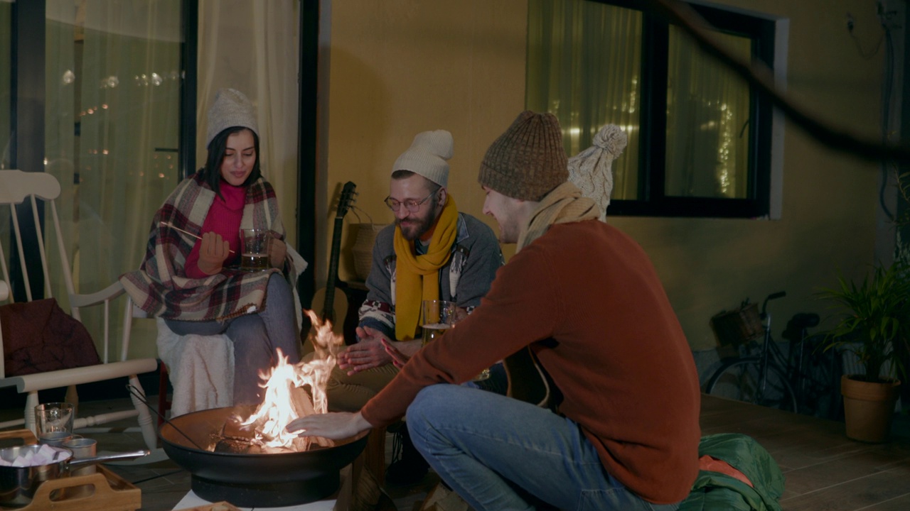 在冬夜的篝火旁享受视频下载