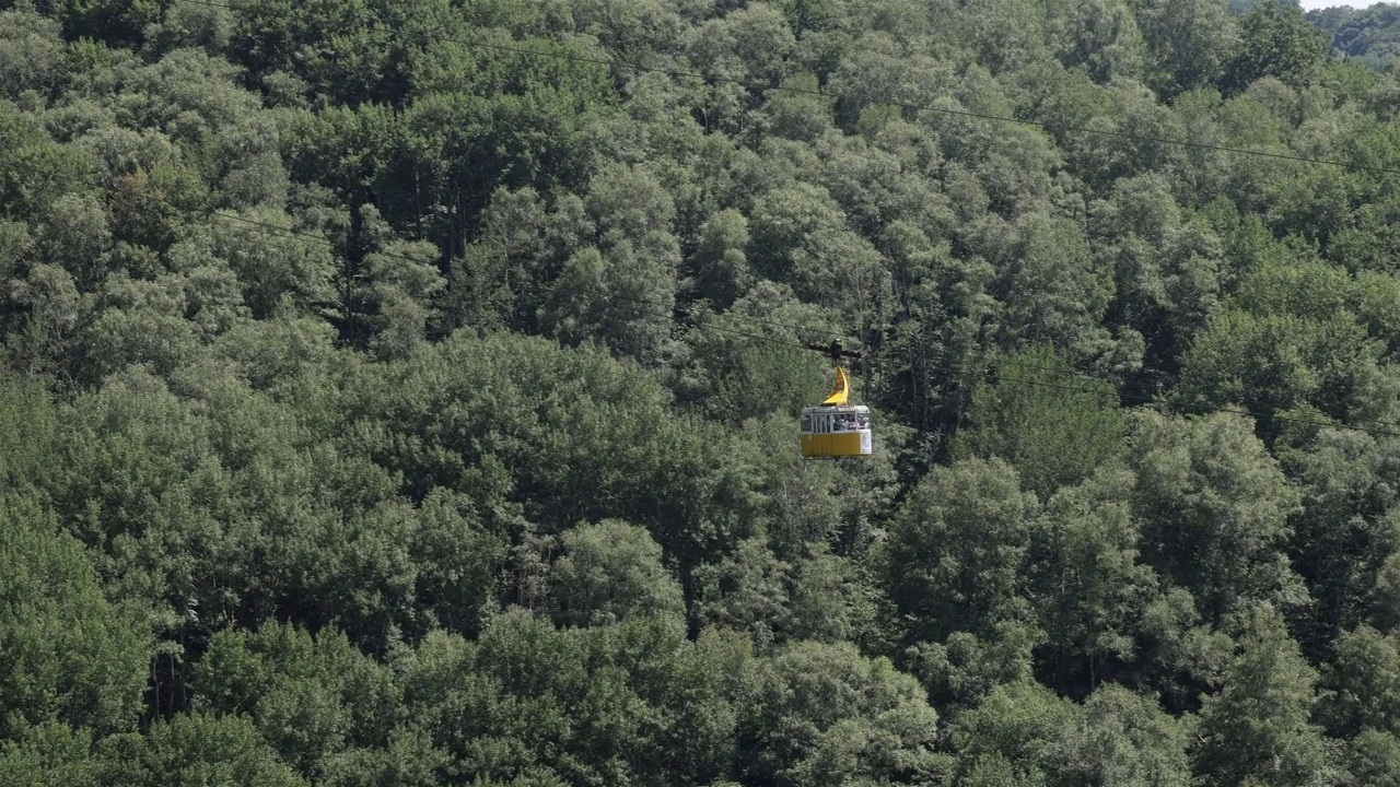 鸟瞰图缆车在山与森林视频下载