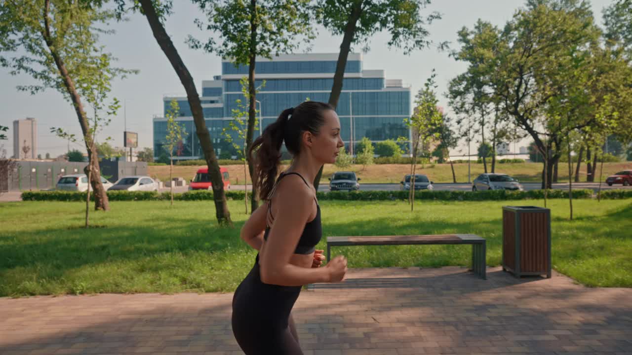 从侧面看，一个女人在户外跑步视频下载