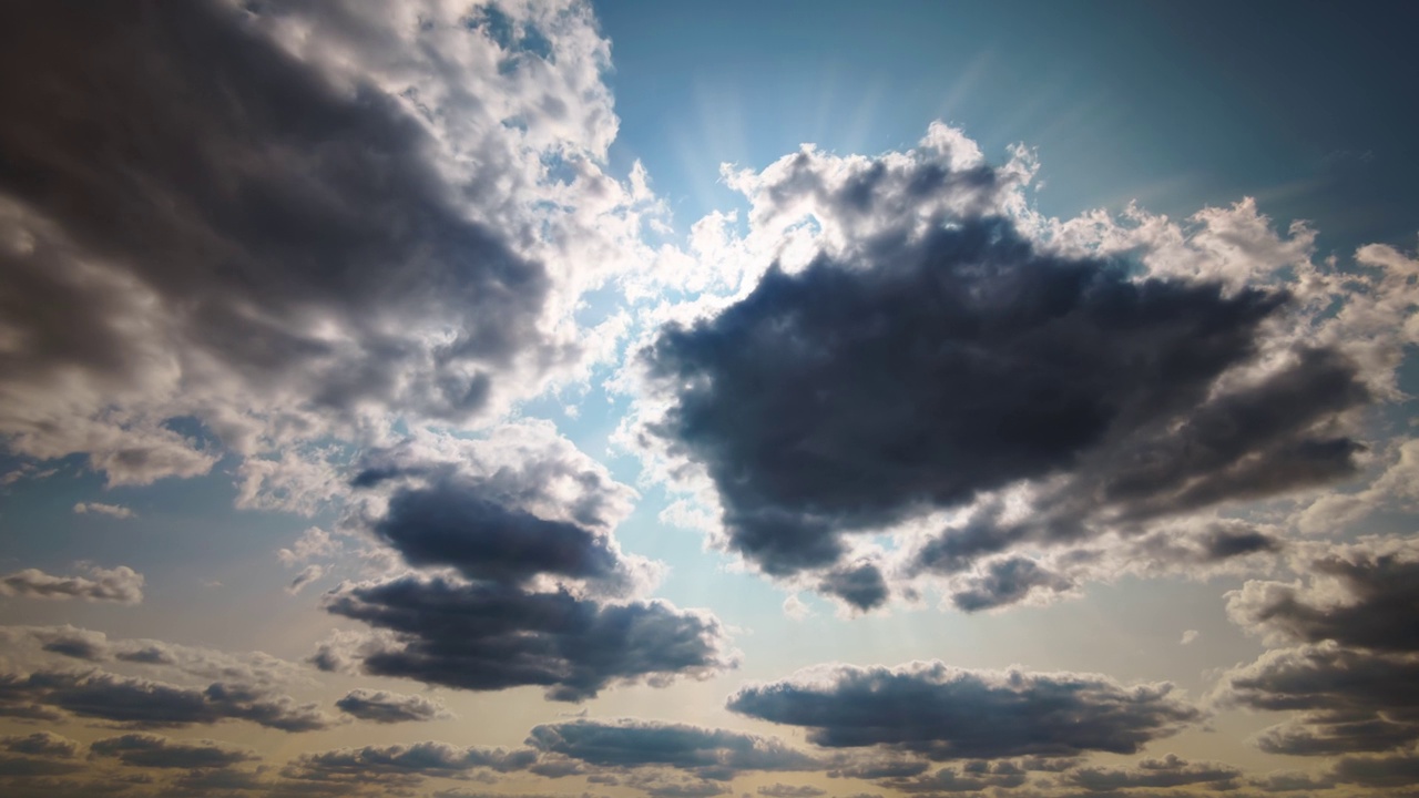 美丽的蓝天与白色积云时间为抽象的背景视频下载