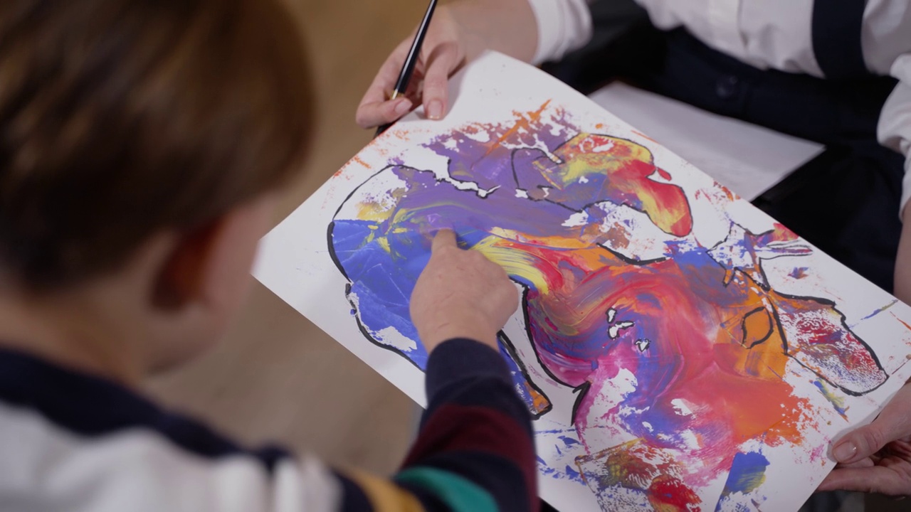 心理治疗师对儿童绘画的分析视频下载