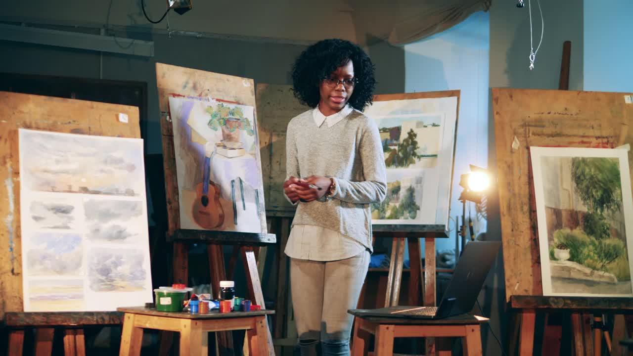 一位非洲裔美国妇女正在远程上美术课。艺术教育理念。视频下载