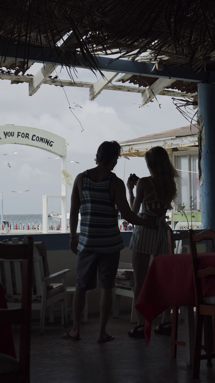 旅游夫妇从海滨餐厅拍摄风景-垂直视频/克利夫顿，联合岛，圣文森特和格林纳丁斯视频下载