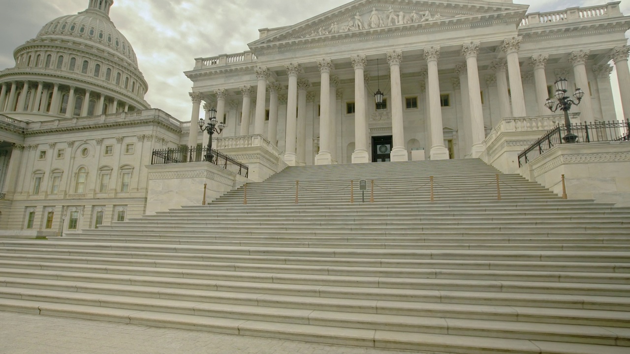 美国国会大厦和美国参议院在华盛顿特区的美国国旗视频下载