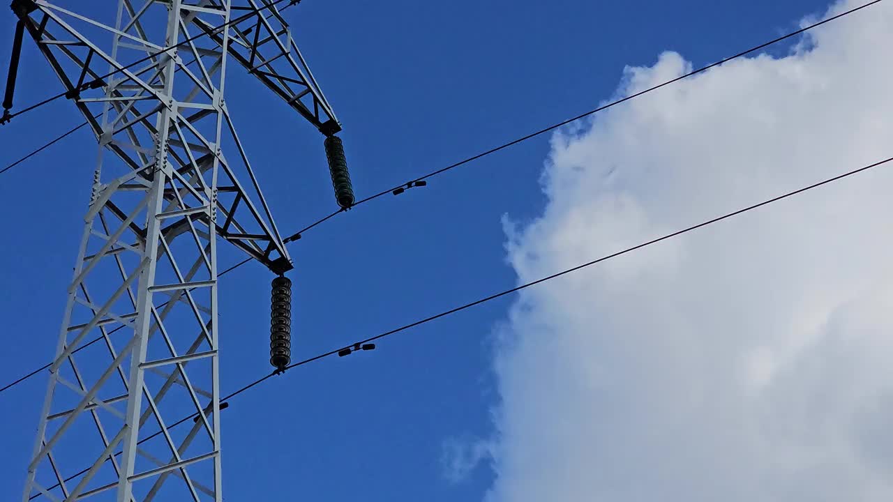 天空背景上的高压电塔。输电线路塔。视频素材