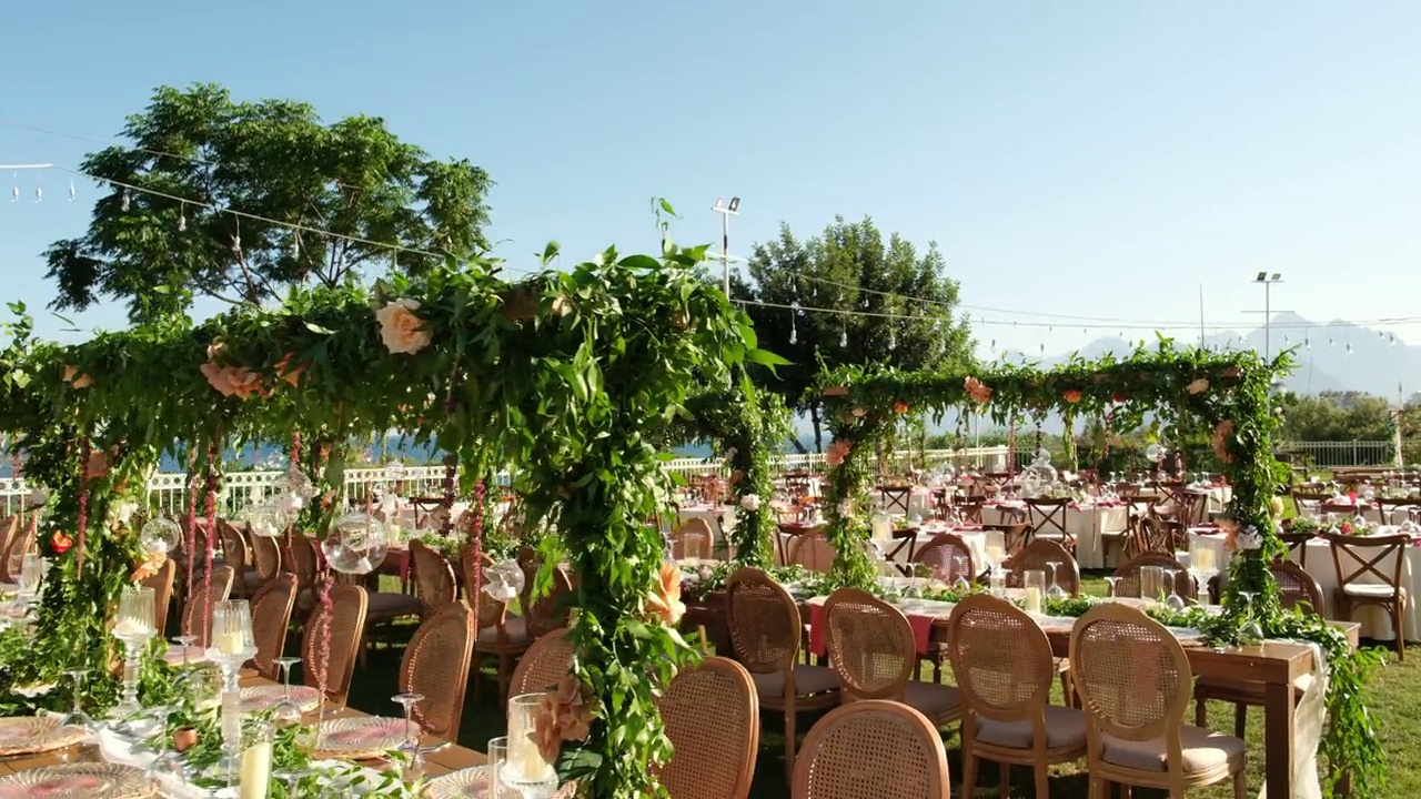 婚宴上的餐桌摆设和新郎新娘餐桌上的鲜花装饰视频下载