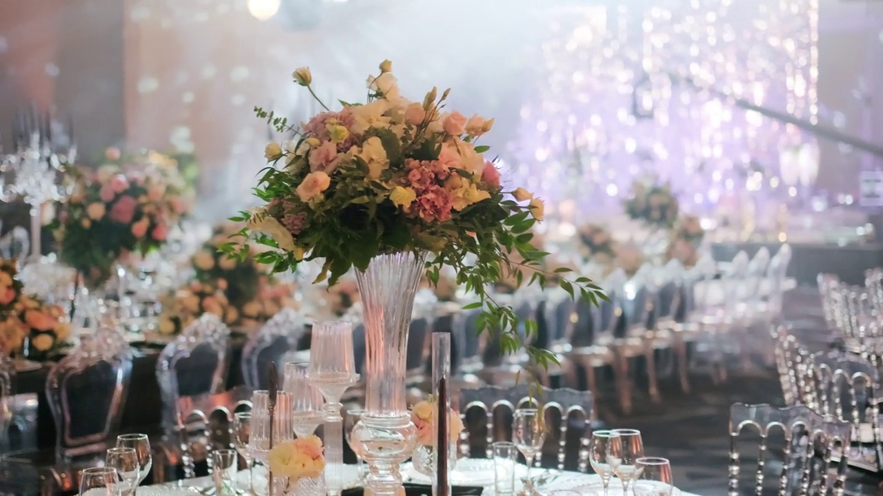 婚宴上的餐桌摆设和新郎新娘餐桌上的鲜花装饰视频下载