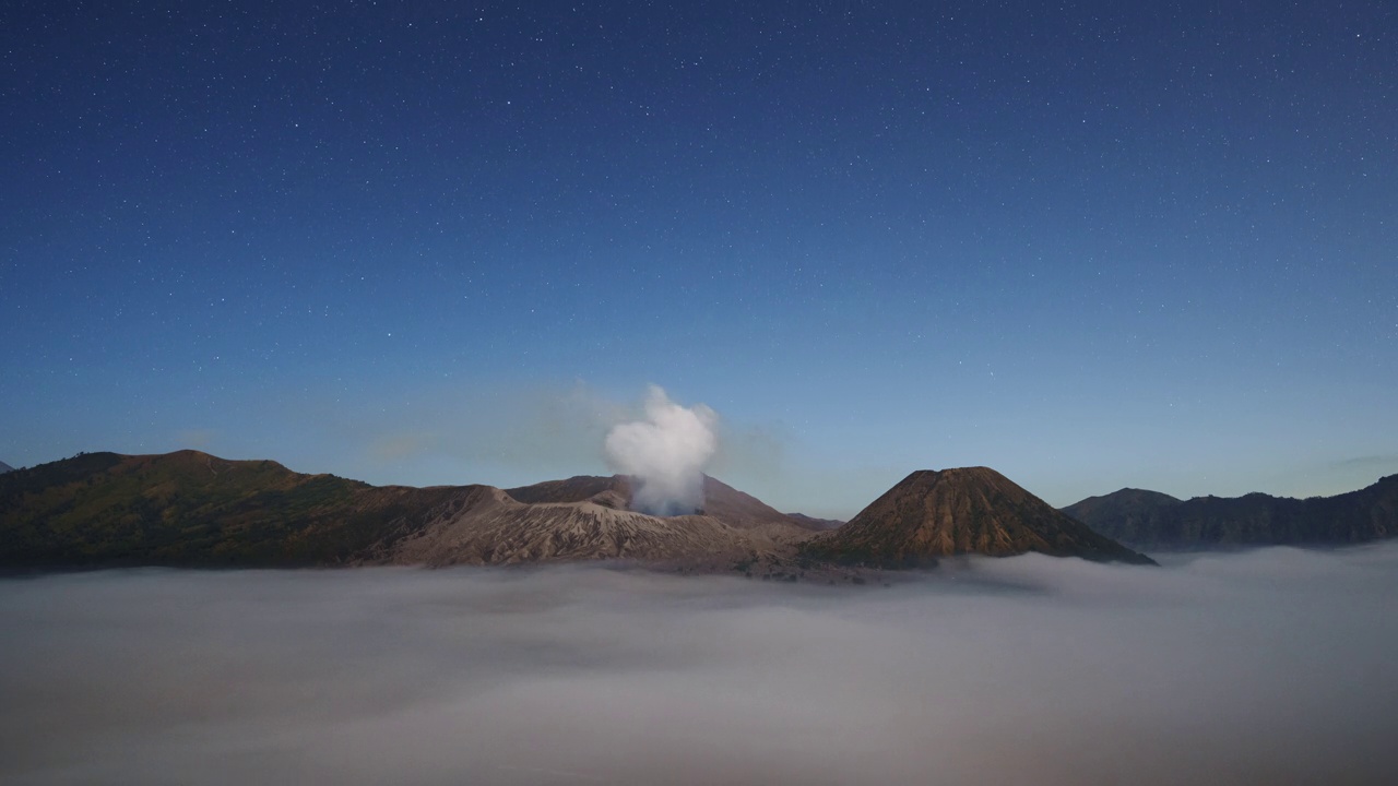 在印尼东爪哇的Bromo火山上拍摄的恒星旋转延时照片视频下载