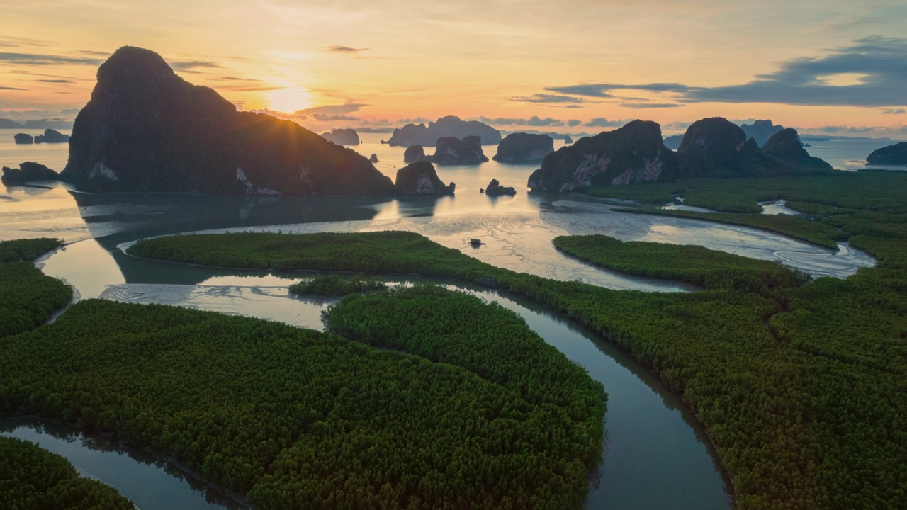 在泰国攀牙湾的红树林和山峰上空飞行的4K超延时无人机视频下载