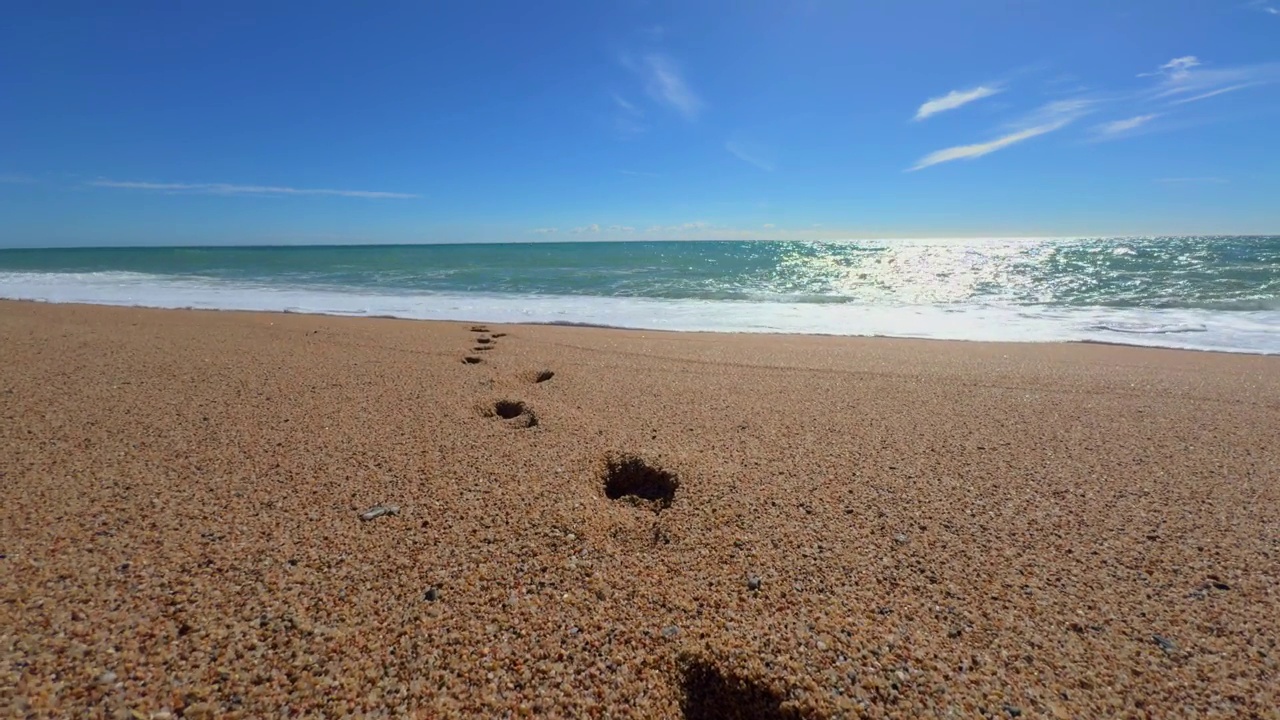 漫步在沙滩上，脚印在地中海的沙滩上，碧蓝的布拉瓦海岸视频下载