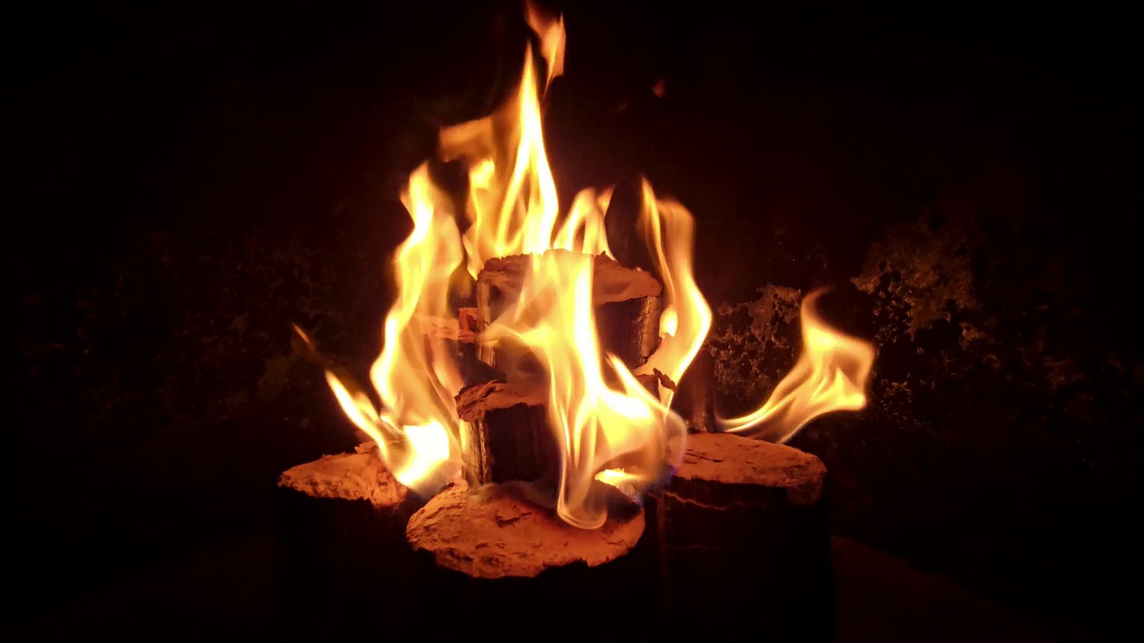 舒适放松的壁炉。火视频下载