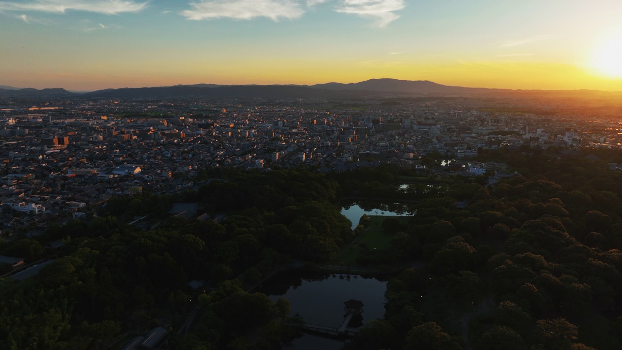 在奈良公园上空飞行，五彩缤纷的日落在日本-鸟瞰图视频下载