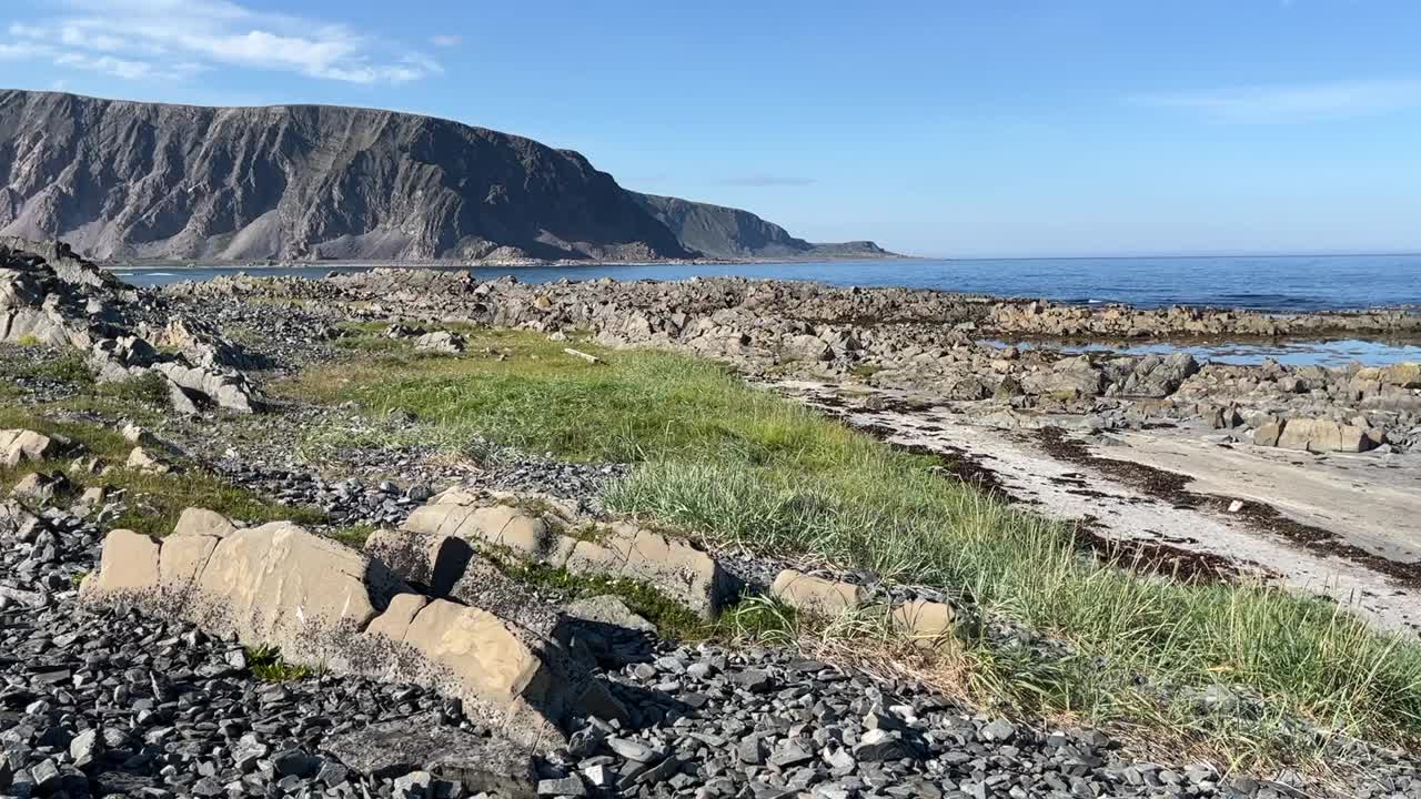 巴伦支海岩石海岸美丽的夏日阳光视频素材