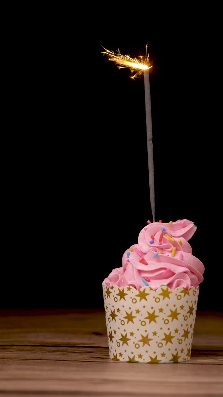 慢镜头的庆祝纸杯蛋糕与真正燃烧的火花为生日聚会视频下载