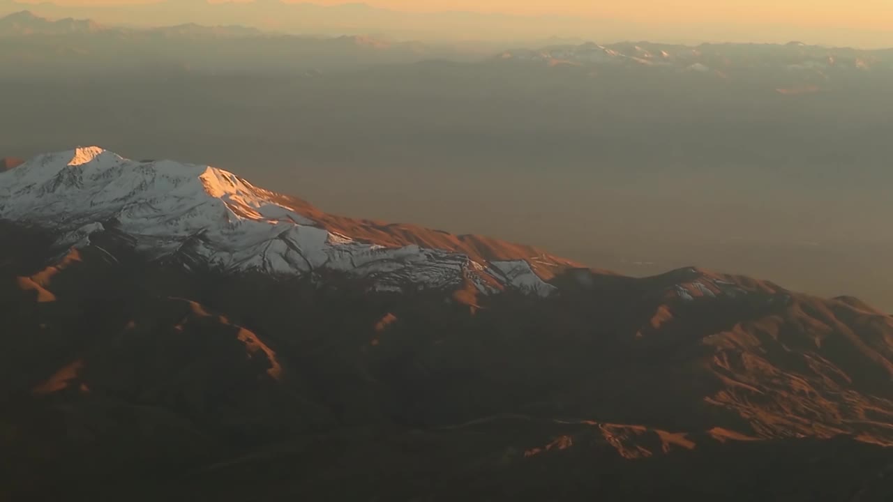 埃尔祖鲁姆的山峰，夏天的天气。
尽管是夏天，山顶上还是有雪。视频下载