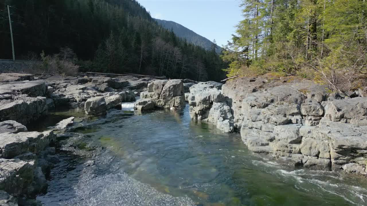 淡水沿着河流和岩石流下。拍摄于温哥华岛视频素材