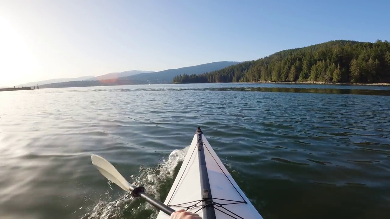 在加拿大卑诗省温哥华贝尔卡拉附近的印第安湾划皮划艇。视频下载