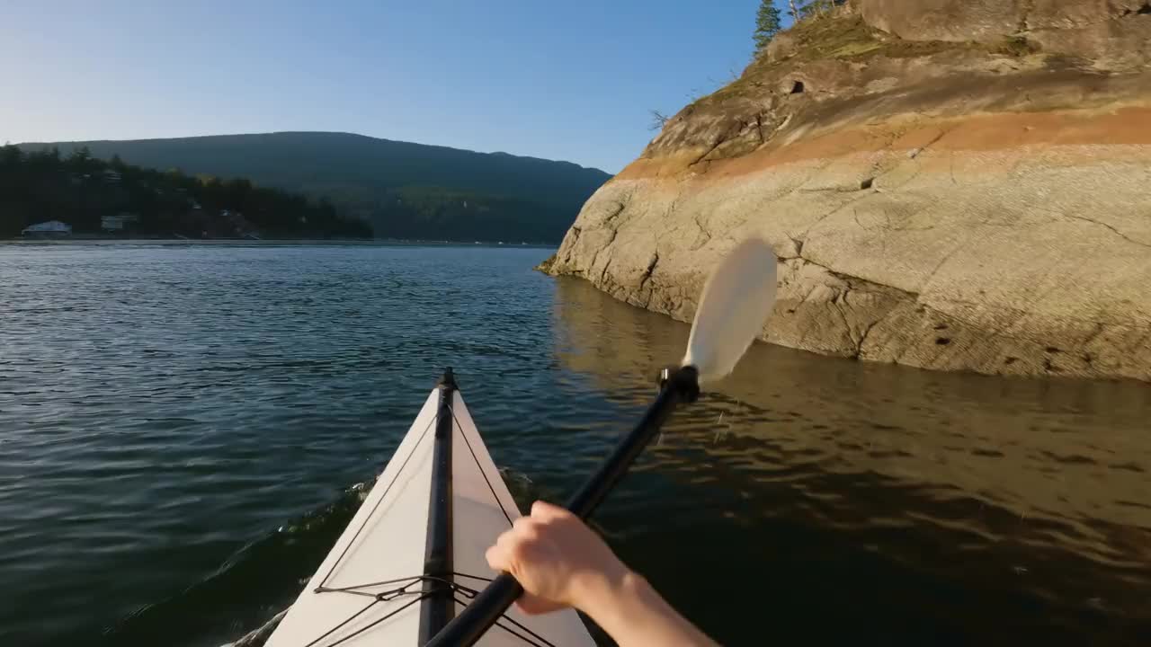 在加拿大卑诗省温哥华贝尔卡拉附近的印第安湾划皮划艇。视频下载