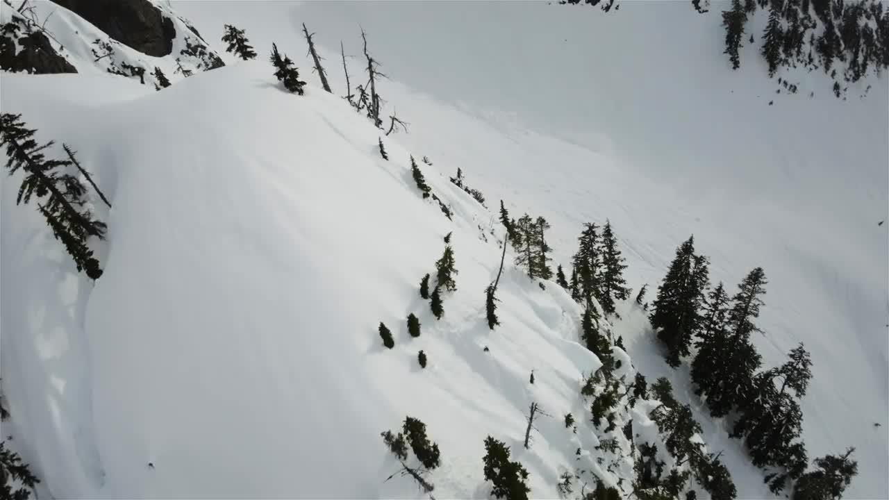 从空中飞过冰雪覆盖的加拿大山地景观。视频下载