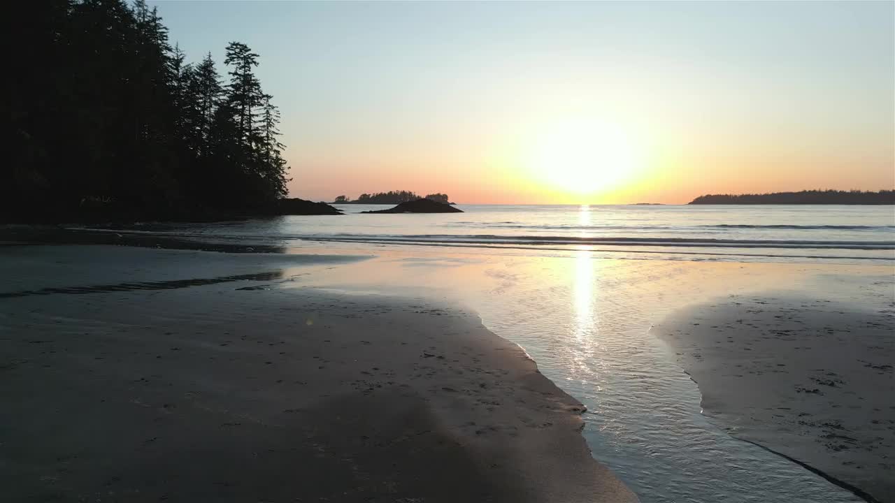 日落时太平洋西海岸的沙滩。在Tofino和Ucluelet附近视频下载