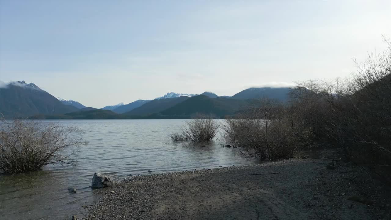 加拿大山地景观和湖泊鸟瞰图。拍摄于温哥华岛视频素材