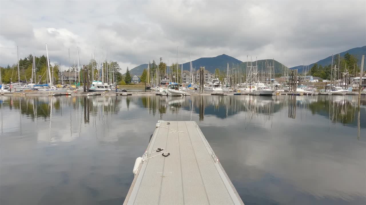 码头上的渔船。加拿大不列颠哥伦比亚省温哥华岛的Ucluelet视频下载