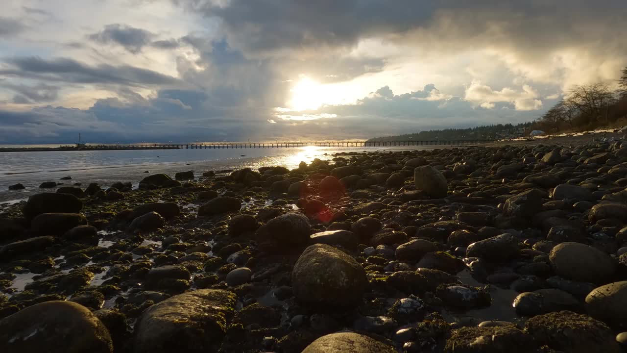 太平洋西海岸的石滩和白石码头。视频下载