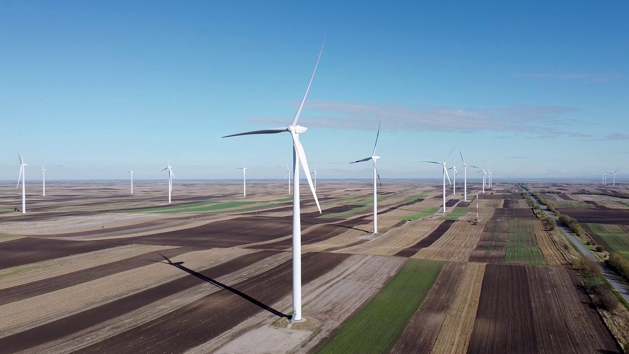 风力发电厂大型风力涡轮机的鸟瞰图视频下载