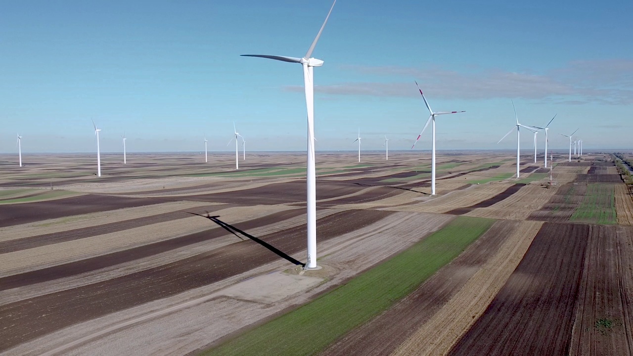 风力发电厂大型风力涡轮机的鸟瞰图视频下载