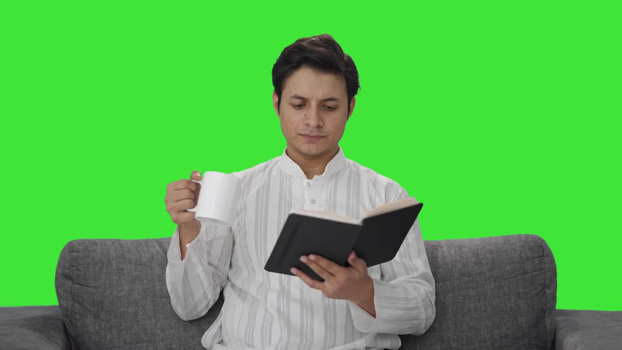 疲惫的印度人在看书绿屏视频下载