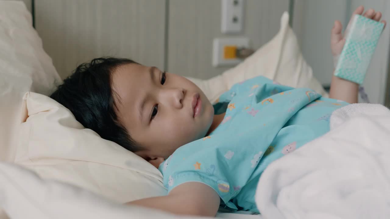 病童躺在医院病房的床上。视频下载