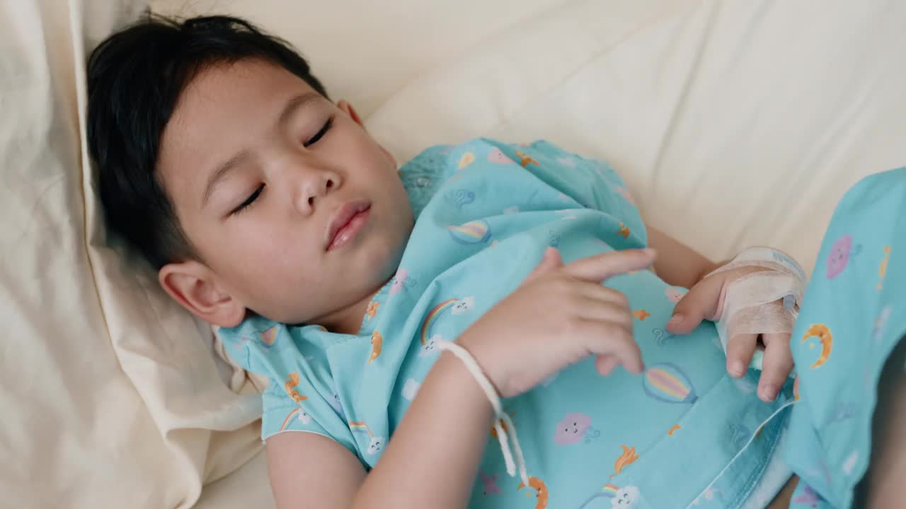 病童躺在医院病房的床上。视频下载