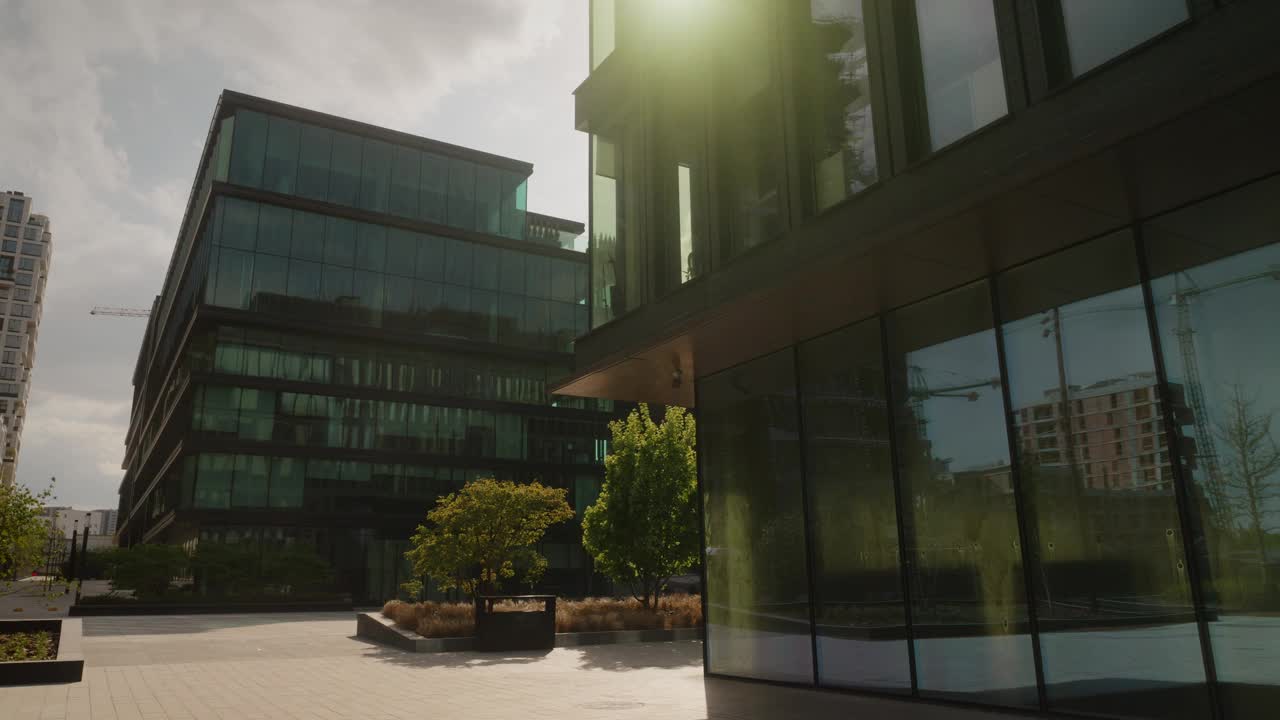 现代化的办公大楼，大型玻璃窗，环视商业综合体视频下载