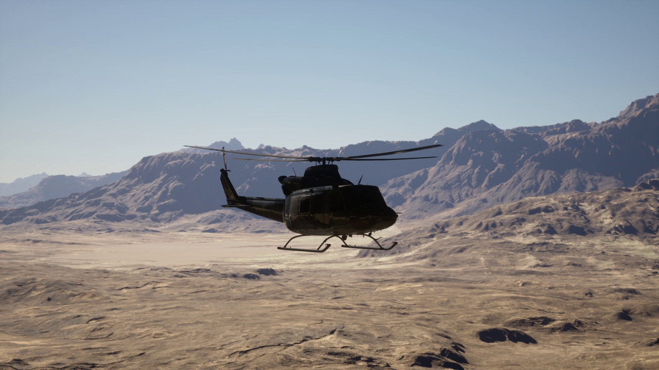 一架直升机飞过沙漠中的山脉视频下载