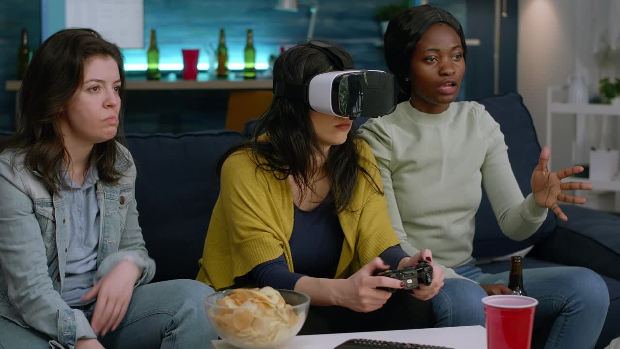 兴奋的女人花时间与混血儿朋友体验虚拟现实视频下载