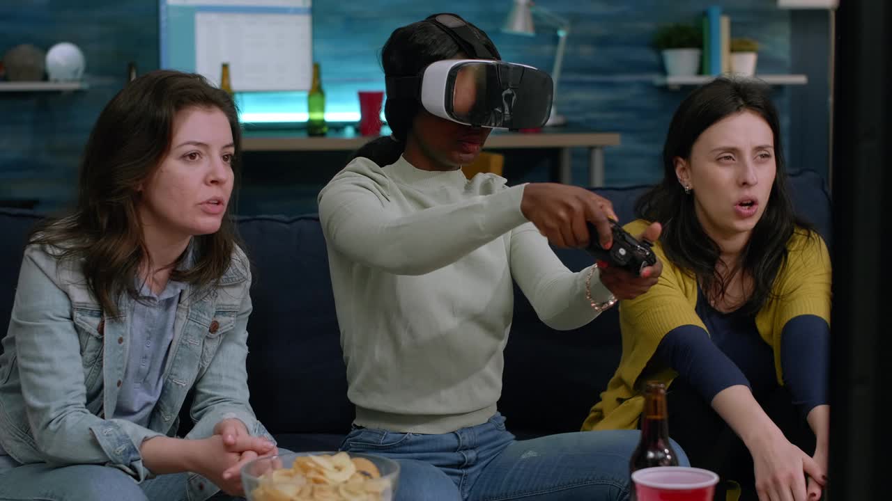 心烦意乱的非裔美国妇女戴着虚拟现实耳机输掉了在线视频游戏视频下载