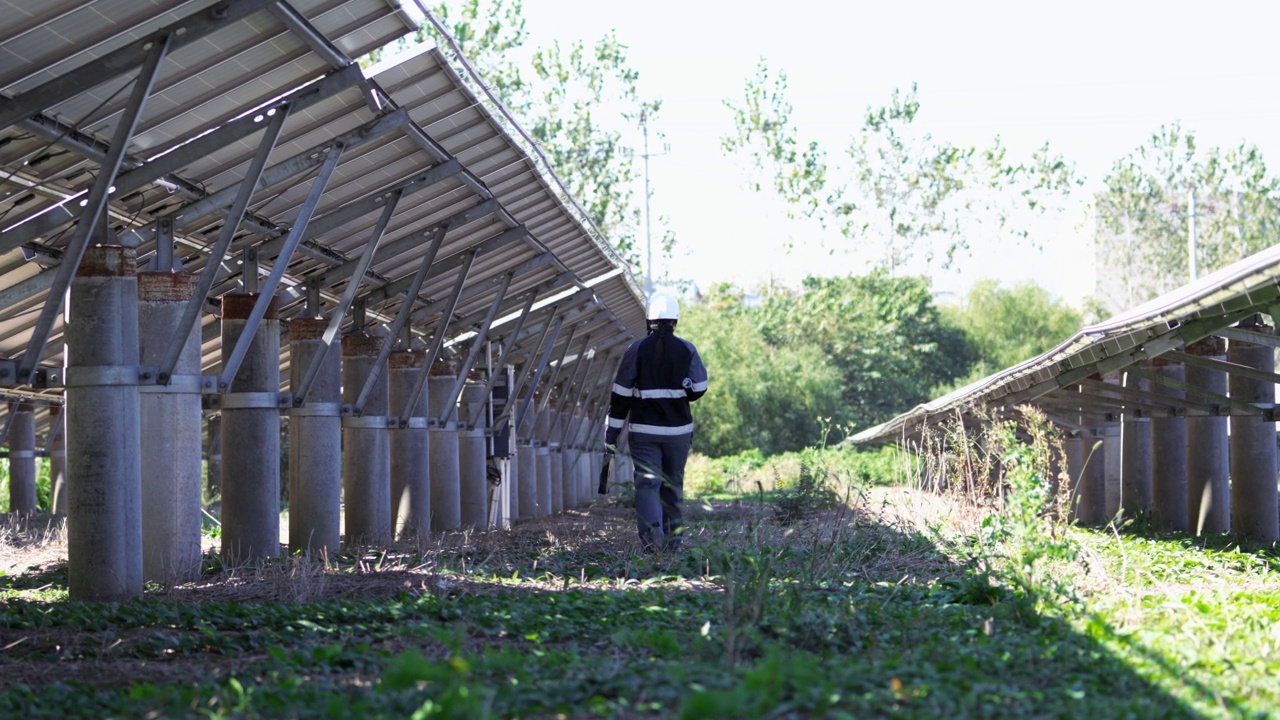 电力工人走在太阳能发电站视频下载