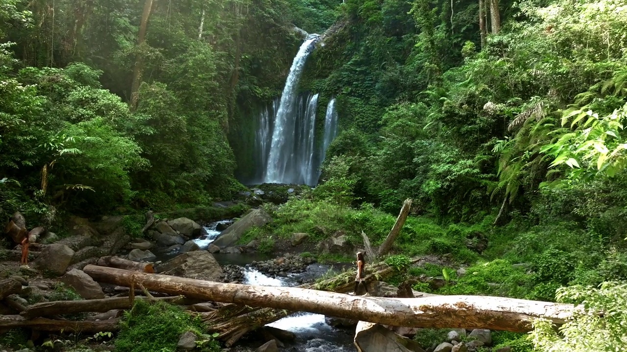 航拍的Tiu Kelep瀑布，Senaru龙目岛印度尼西亚-无人机4K视频下载