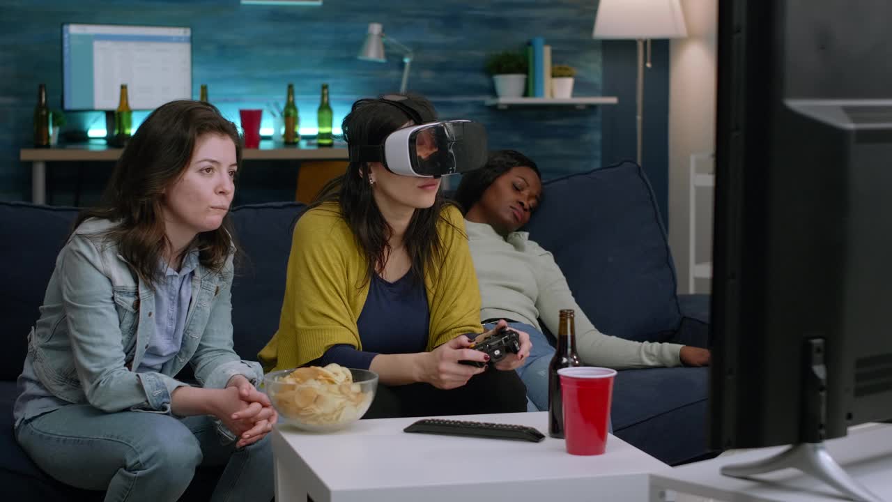 一名非洲妇女戴着虚拟现实头盔玩视频游戏，体验虚拟现实视频下载
