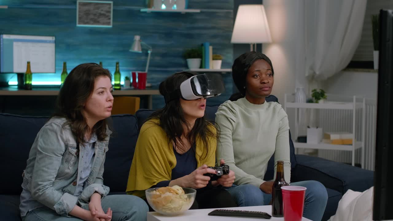 黑人女性体验虚拟现实耳机赢得电子游戏视频下载